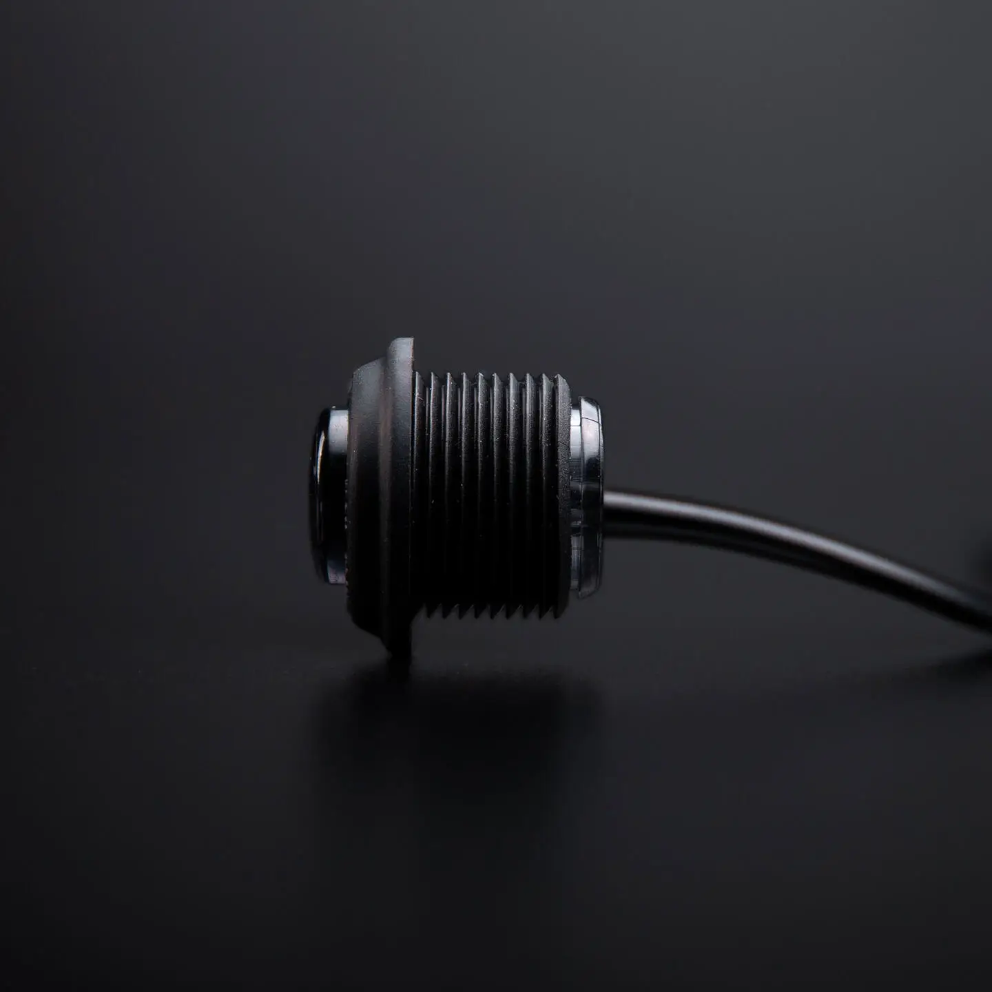 Hvit Strands Freedom Black Raven LED-posisjonslys med mørktonet linse og kompakt design, ideelt for kjøretøy.
