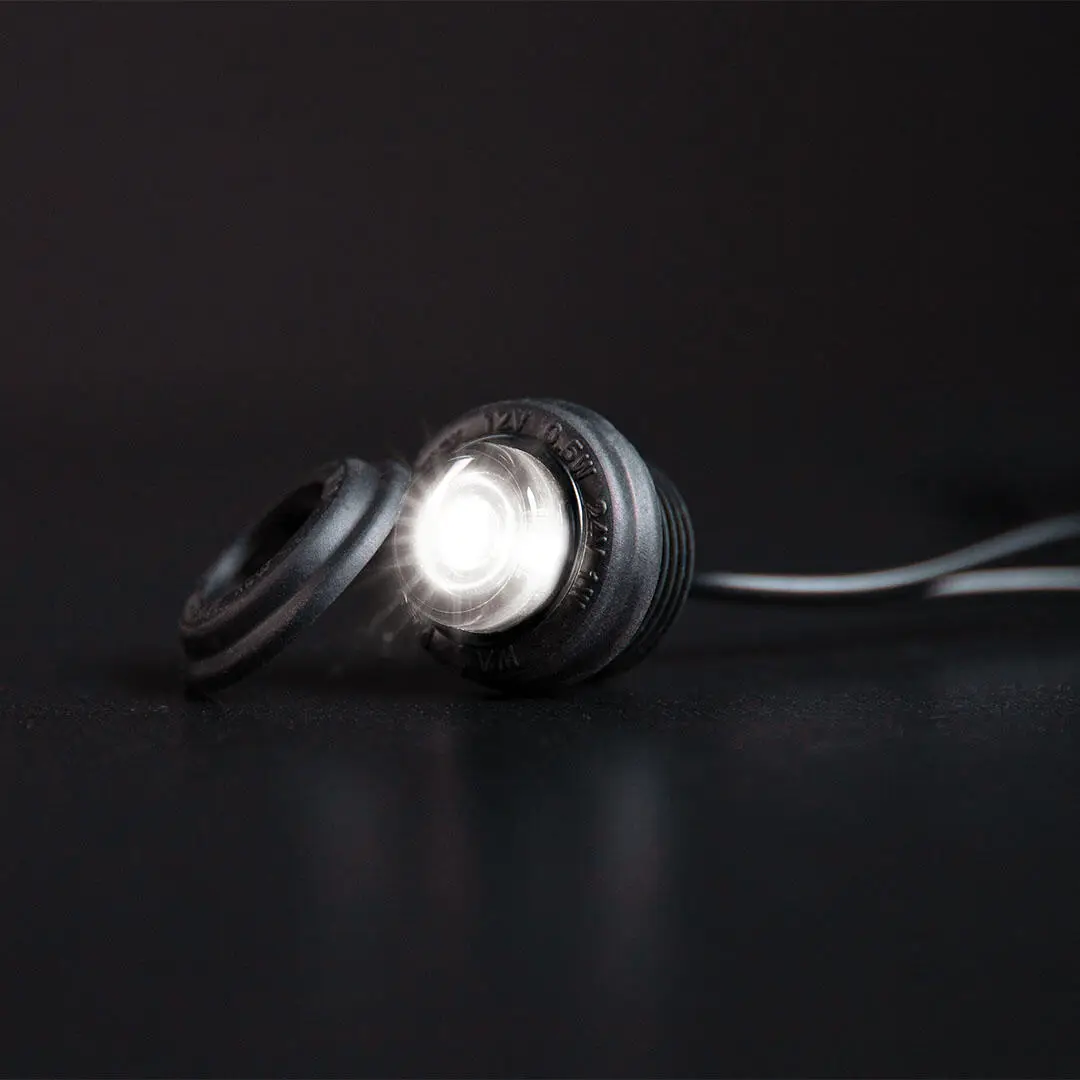 Hvit Strands Freedom Black Raven LED-posisjonslys med mørktonet linse og kompakt design, ideelt for kjøretøy.